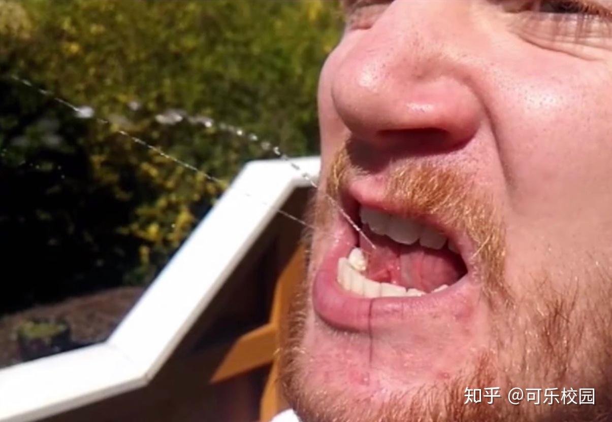 为什么有的人可以用舌头喷水还能呲很远