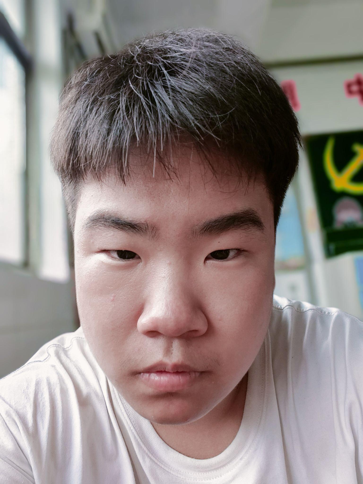 有没有长得丑的男生照片分享一下.我想知道什么样算丑 ?