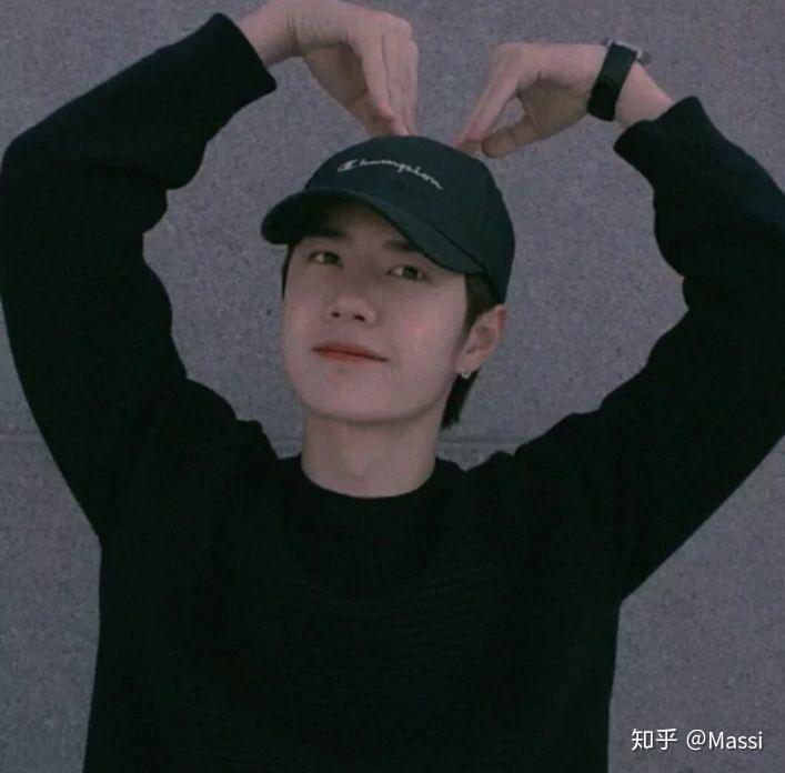 有没有王一博比心的图片呀