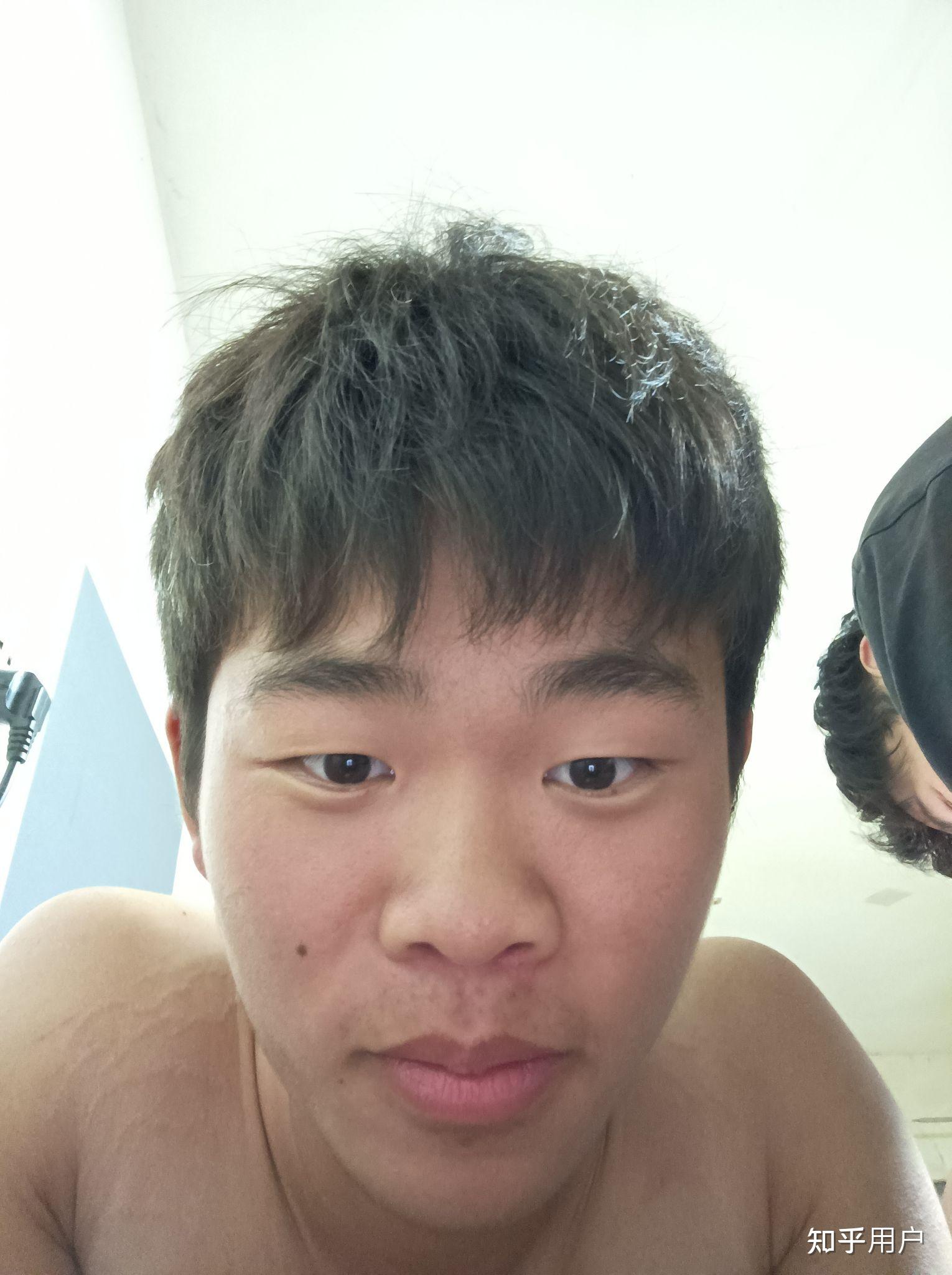 有没有长得丑的男生照片分享一下.我想知道什么样算丑 ?