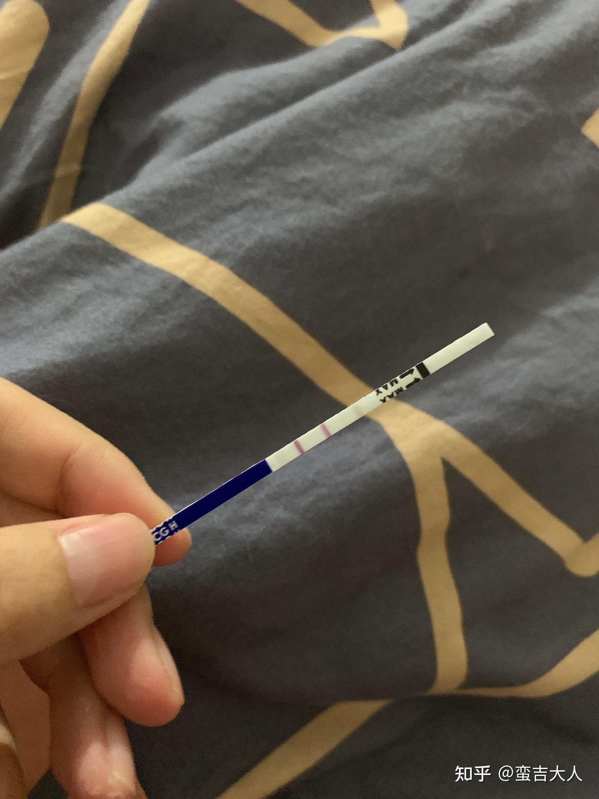 验孕棒上一条杠很明显一条很浅很浅可以不怀孕吗