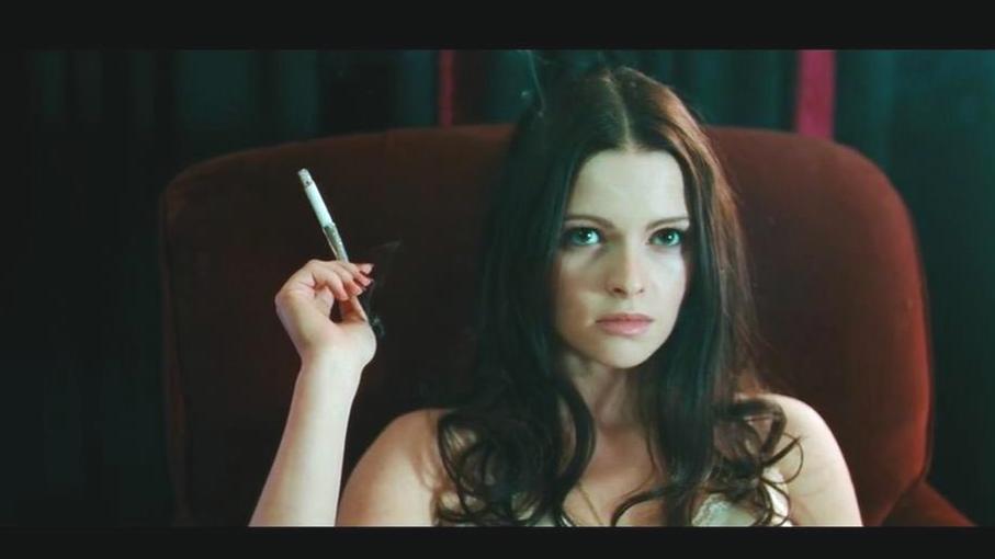 少女被变异成吸血鬼与三位美艳女吸血鬼浪迹江湖走上不归路