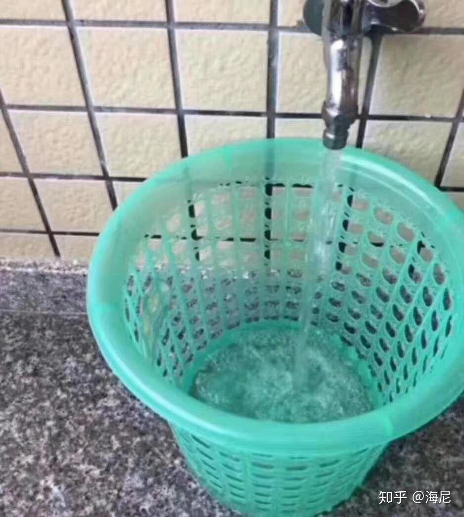 如何让镂空的垃圾桶装满水