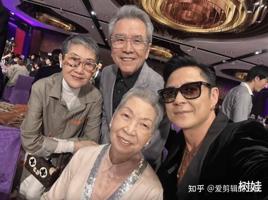 76岁姜大卫与张彻遗孀合照,半蹲合照以表敬意,称见到师母太开心 - 知乎