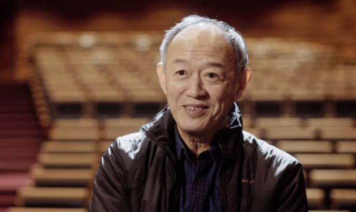 71岁老戏骨金士杰现状白发老态子女上中学妻子风韵犹存