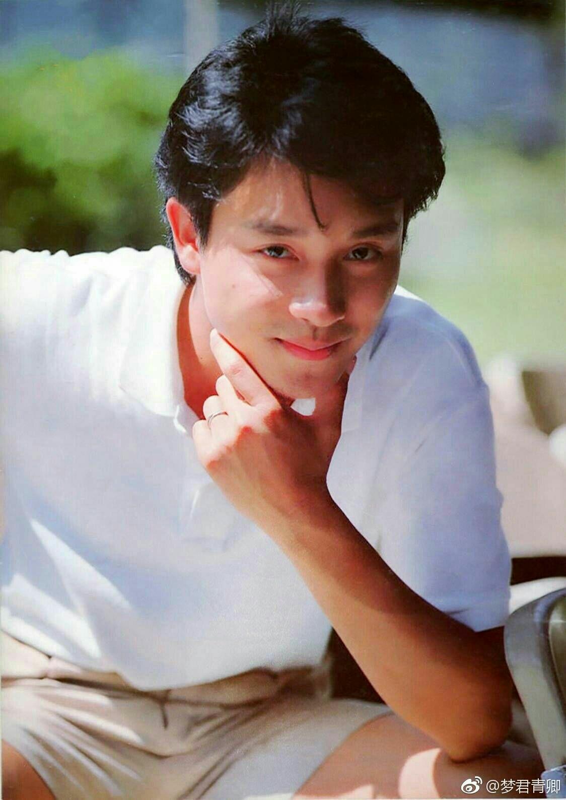 如何评价张国荣80年代与90后年代自身风格的差异?