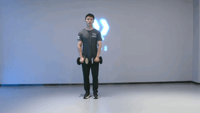 坐姿哑铃推肩动作要领:坐在一张带靠背的椅子上,双手各持一只哑铃