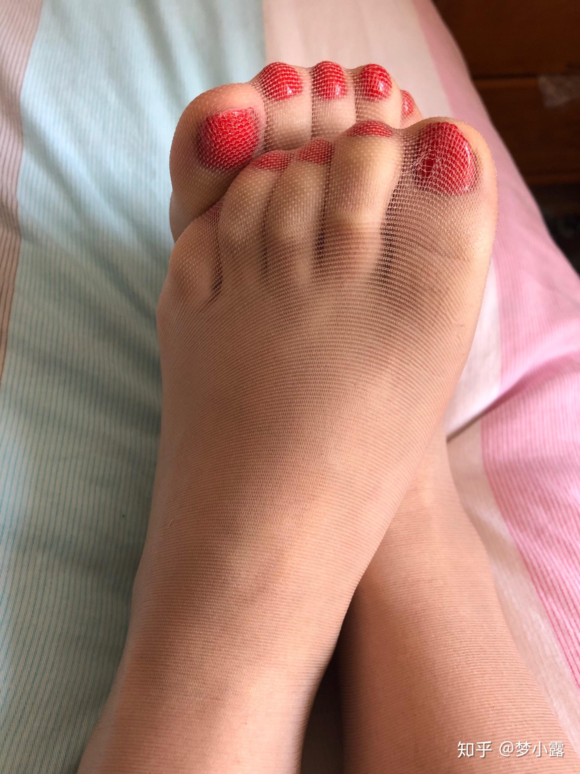 女生穿丝袜如脚趾处破洞露大脚趾,勒大脚趾吗?