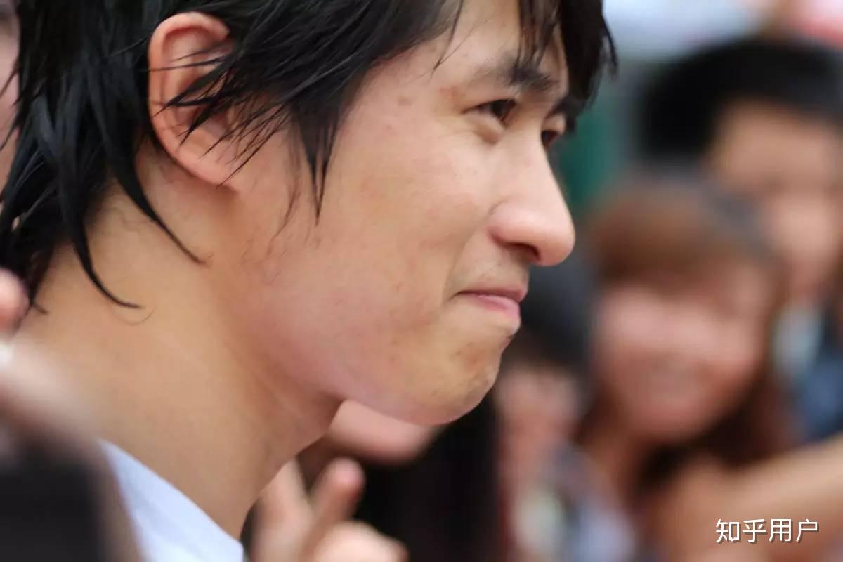 为什么有人笑起来时嘴角是向下撇的呢? - 知乎