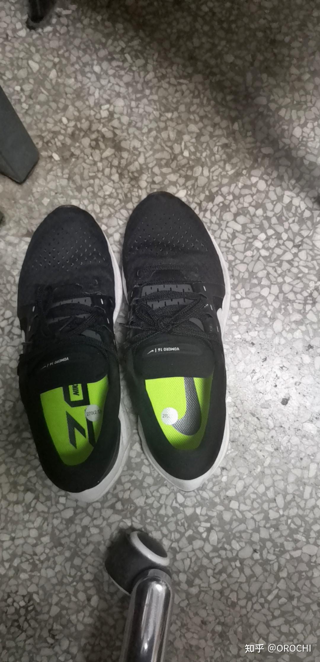 我同桌经常上课时把后桌的鞋给扒了(后桌把脚放在同桌椅子下面的栏杆