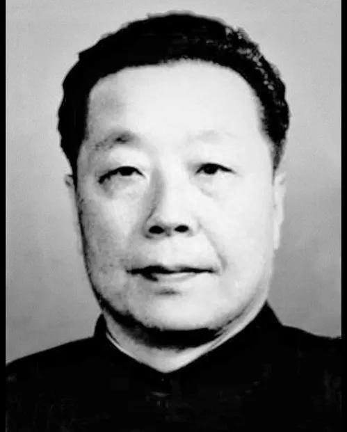 1974年，江青推荐迟群当教育部长，毛主席却说：不行，让周荣鑫当- 知乎