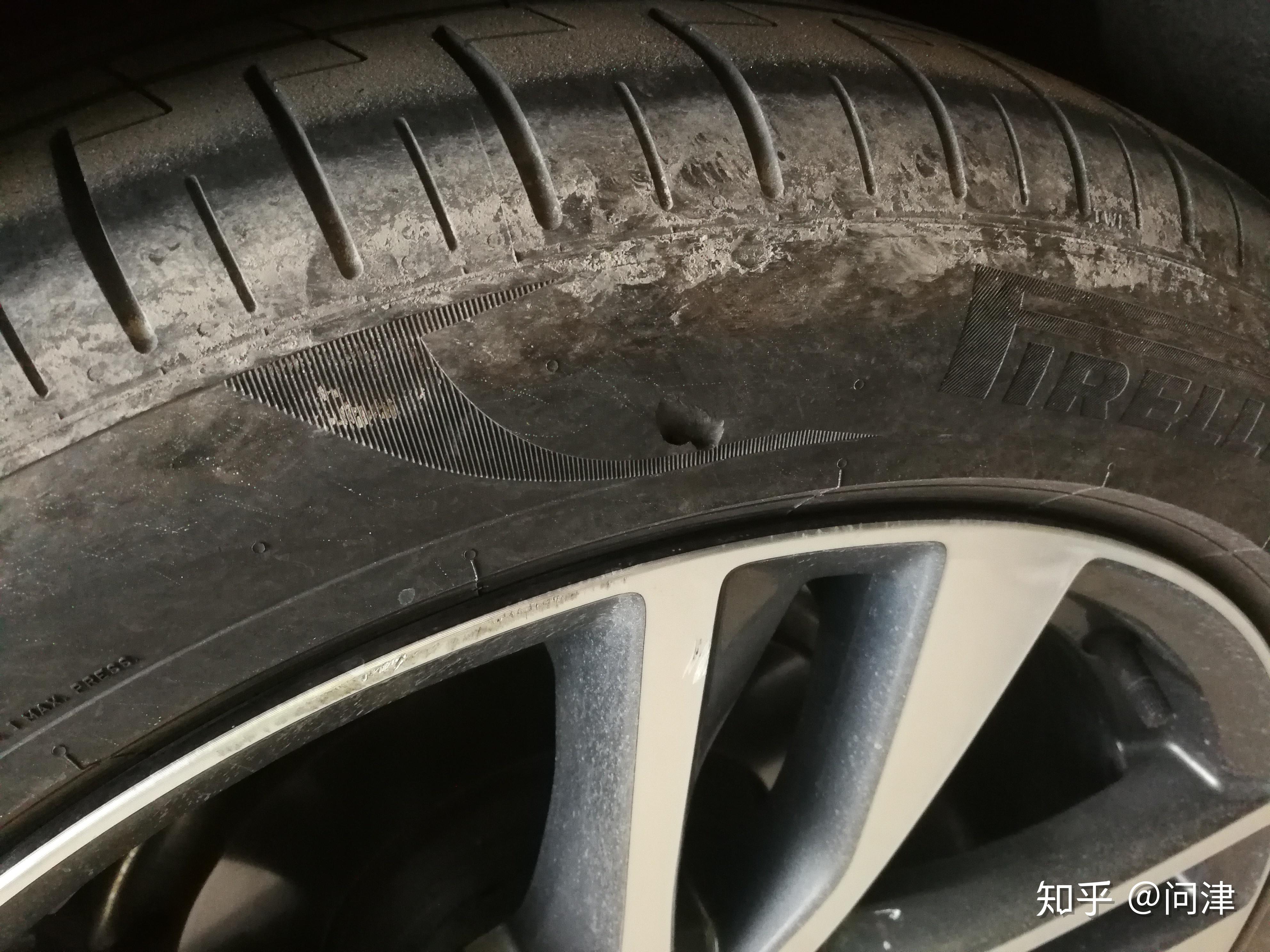 请问轮胎侧面被划上,这样的情况是伤到帘布层了吗,需要更换吗,还是