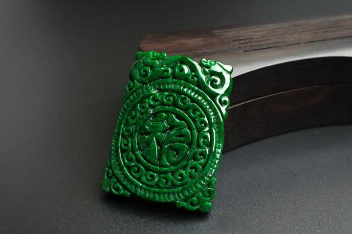 铁龙生翡翠为何价值不高铁龙生特点解析