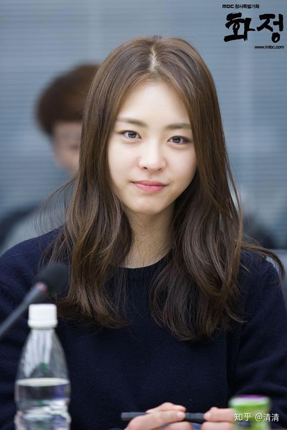 如何评价韩国女明星李允熹长相?(看图)?