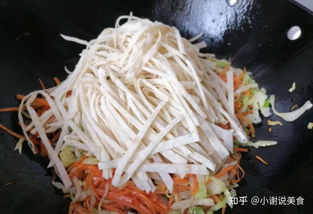 教你做北方家常炒饼丝,多加一步劲道又松散,出锅前这调料是灵魂 - 知乎