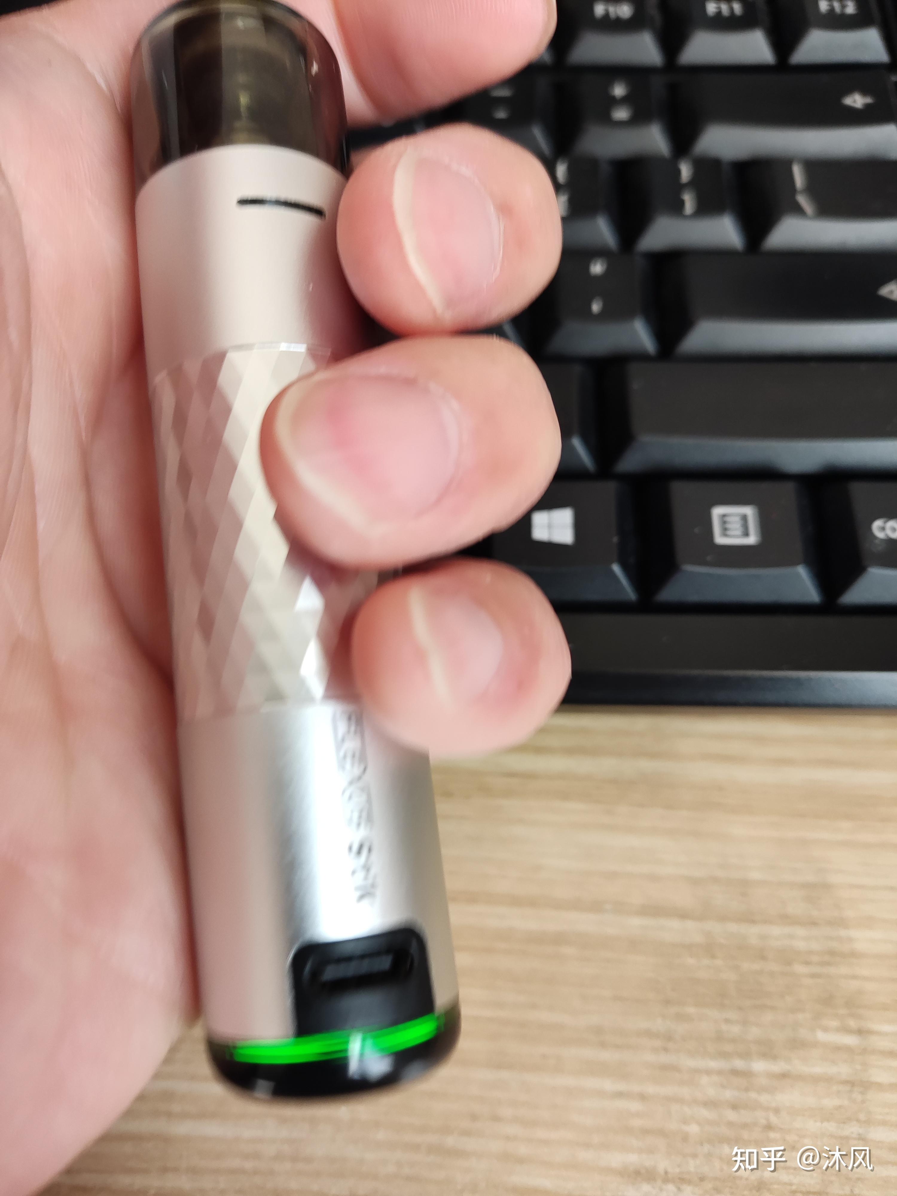 看到别人抽的一款电子烟,好像是圆柱体形状的,抽的时候会发光.