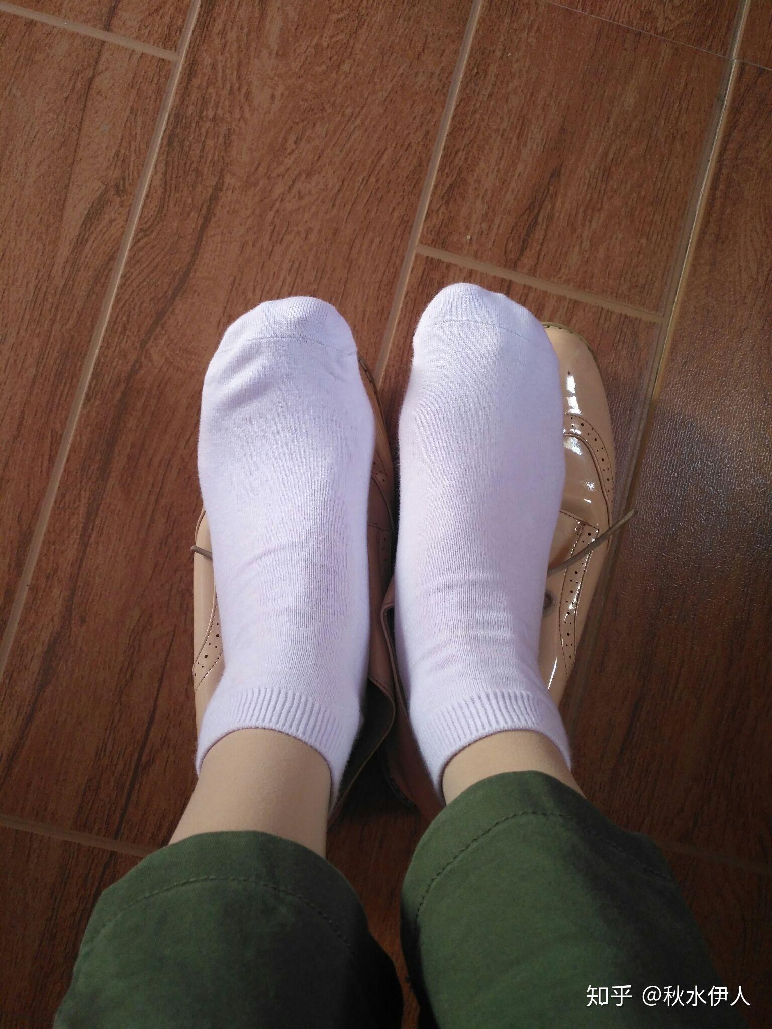 我是男生喜欢看女生穿白色棉袜觉得很美这正常吗
