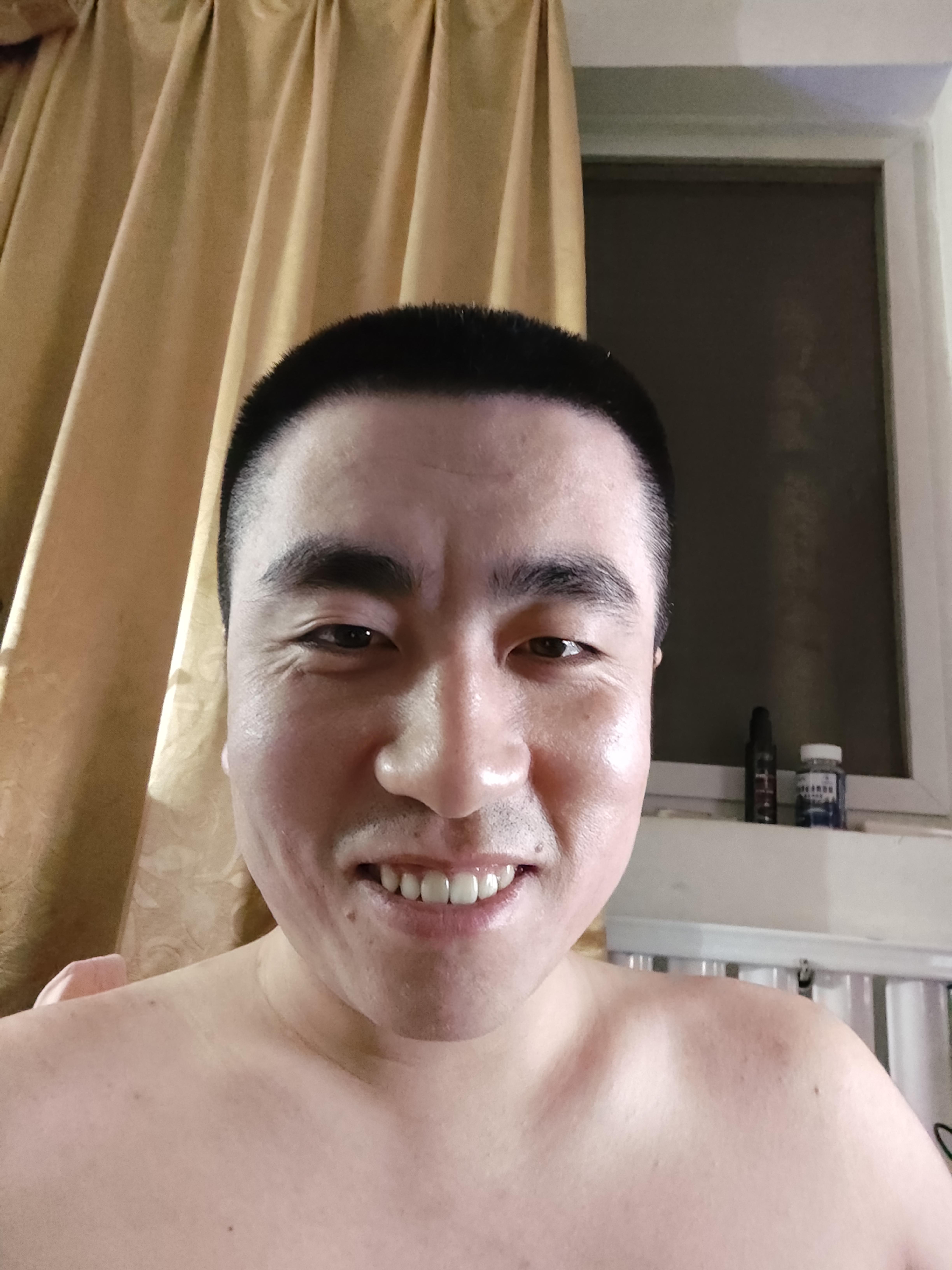 有没有长得丑的男生照片分享一下.我想知道什么样算丑 ?