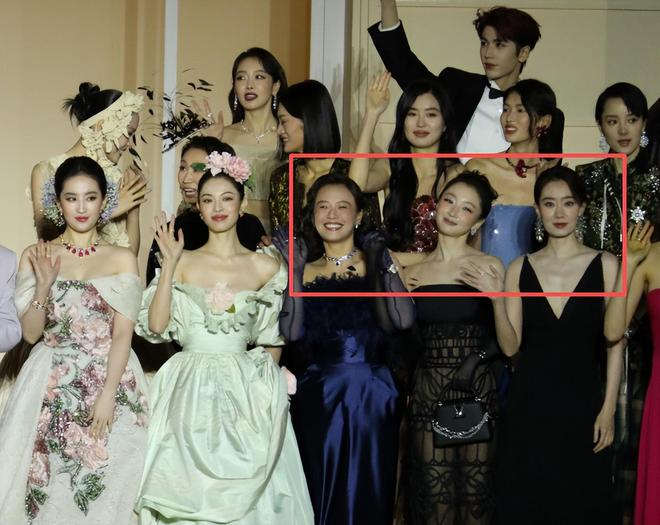 钟楚曦 VOGUE 合照站位引发热议,在娱乐圈,C 位真有那么重要吗?此次风波对她后续影响大不大? - 知乎