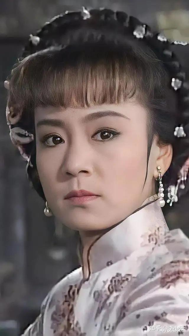 老版《还珠格格》第一部里面演员为什么眼睛很亮,人物也很美,比现在的