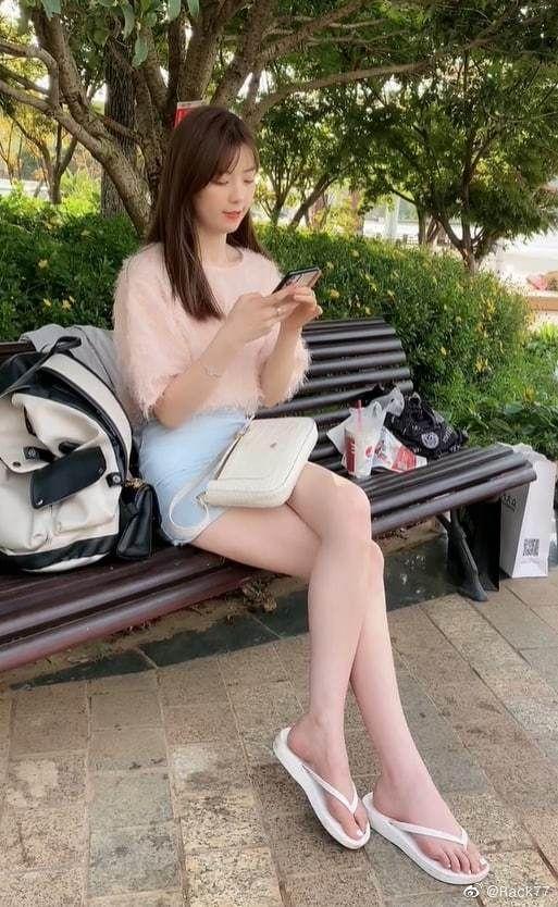 女子长期跷二郎腿致走路瘸腿跷二郎腿的危害有哪些