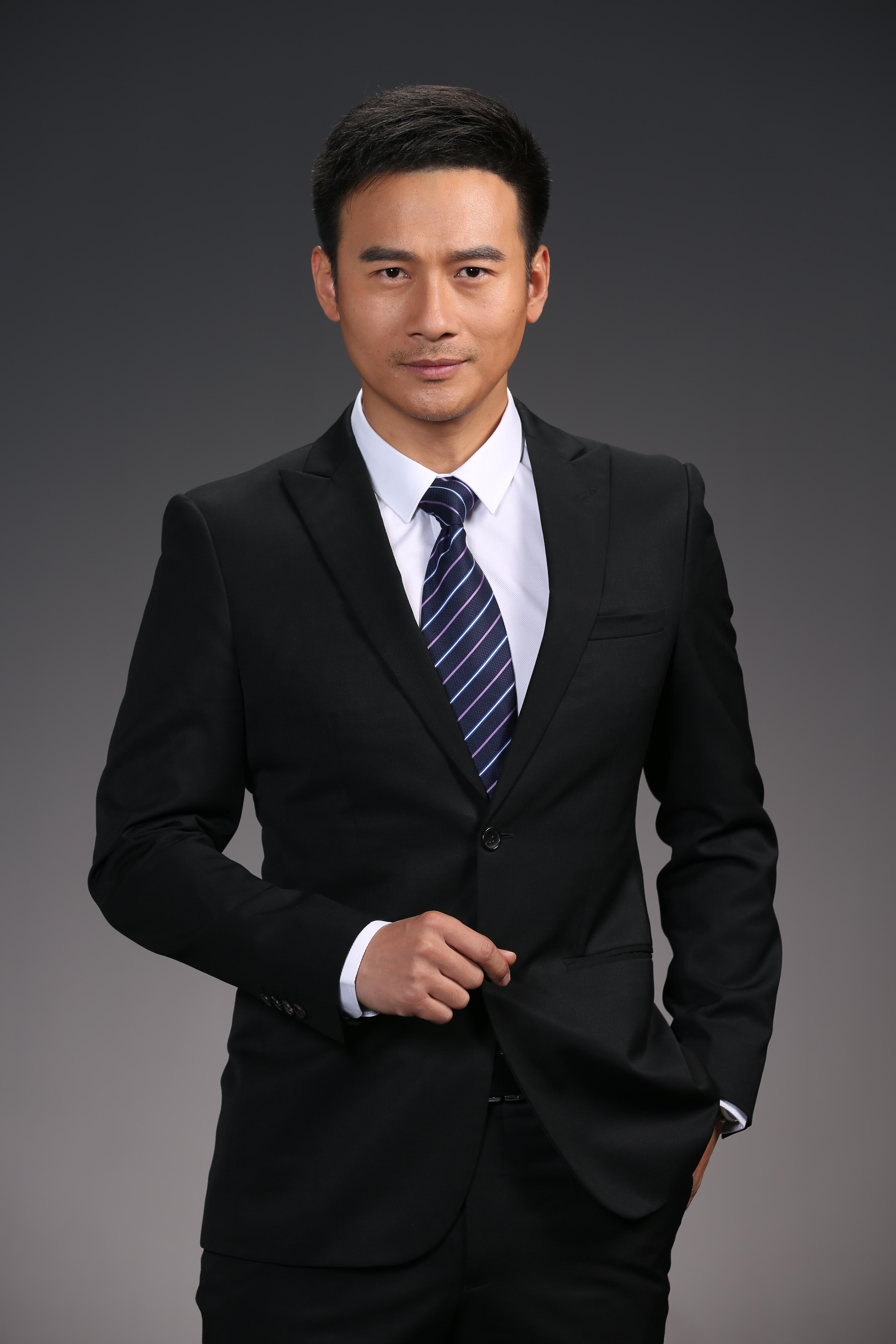 北京哪里有口碑很好的职业照(深色背景侧身照)照相馆? - 知乎