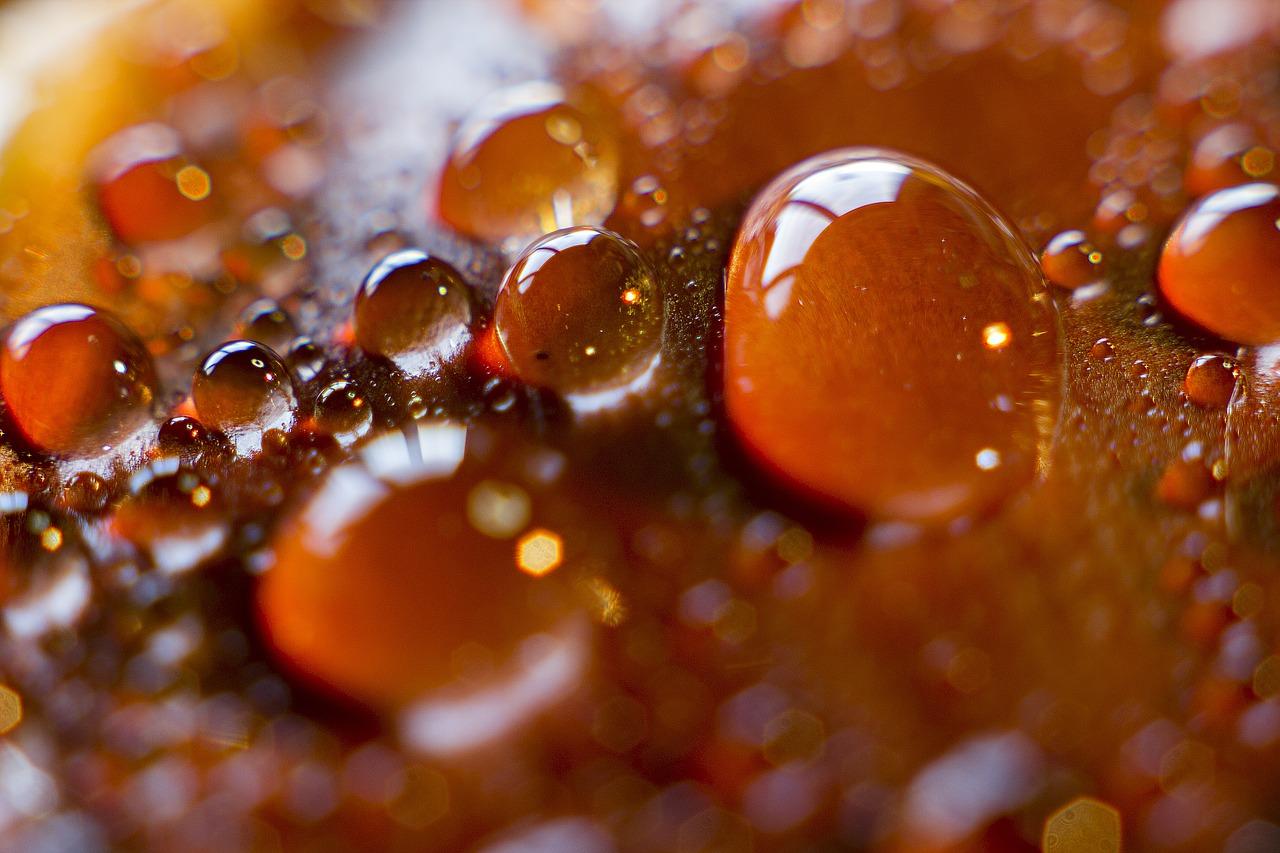 落叶缤纷的夏雨夜