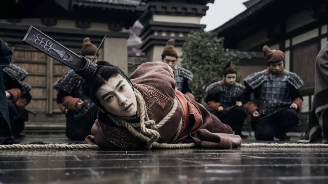 士兵:王上,假父嫪毐我给您绑来了,请您发落