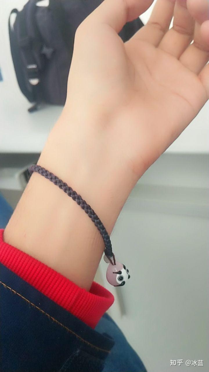 男生手上戴了皮筋是什么意思