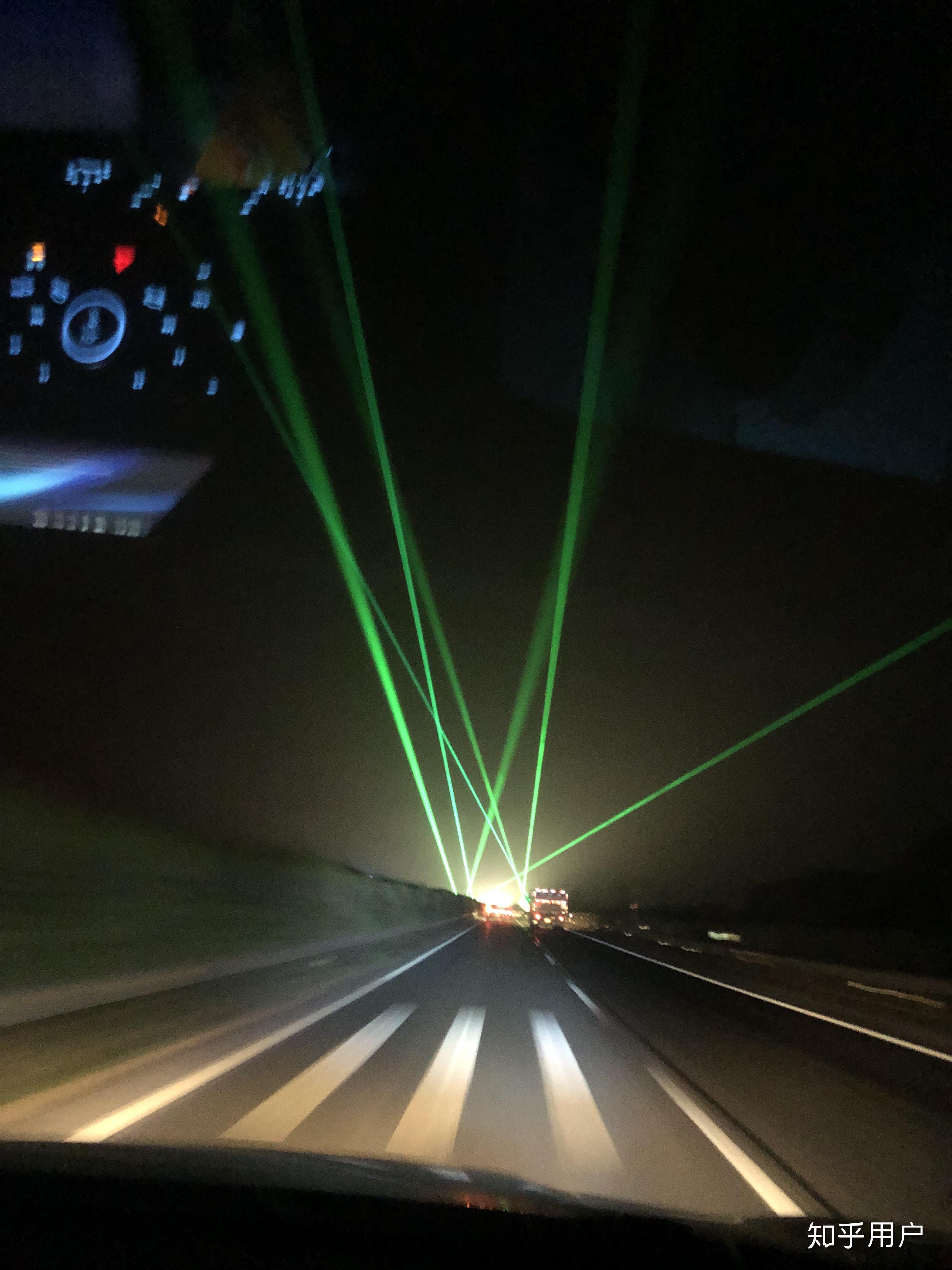 高速公路上看到绿色激光灯是干嘛用的