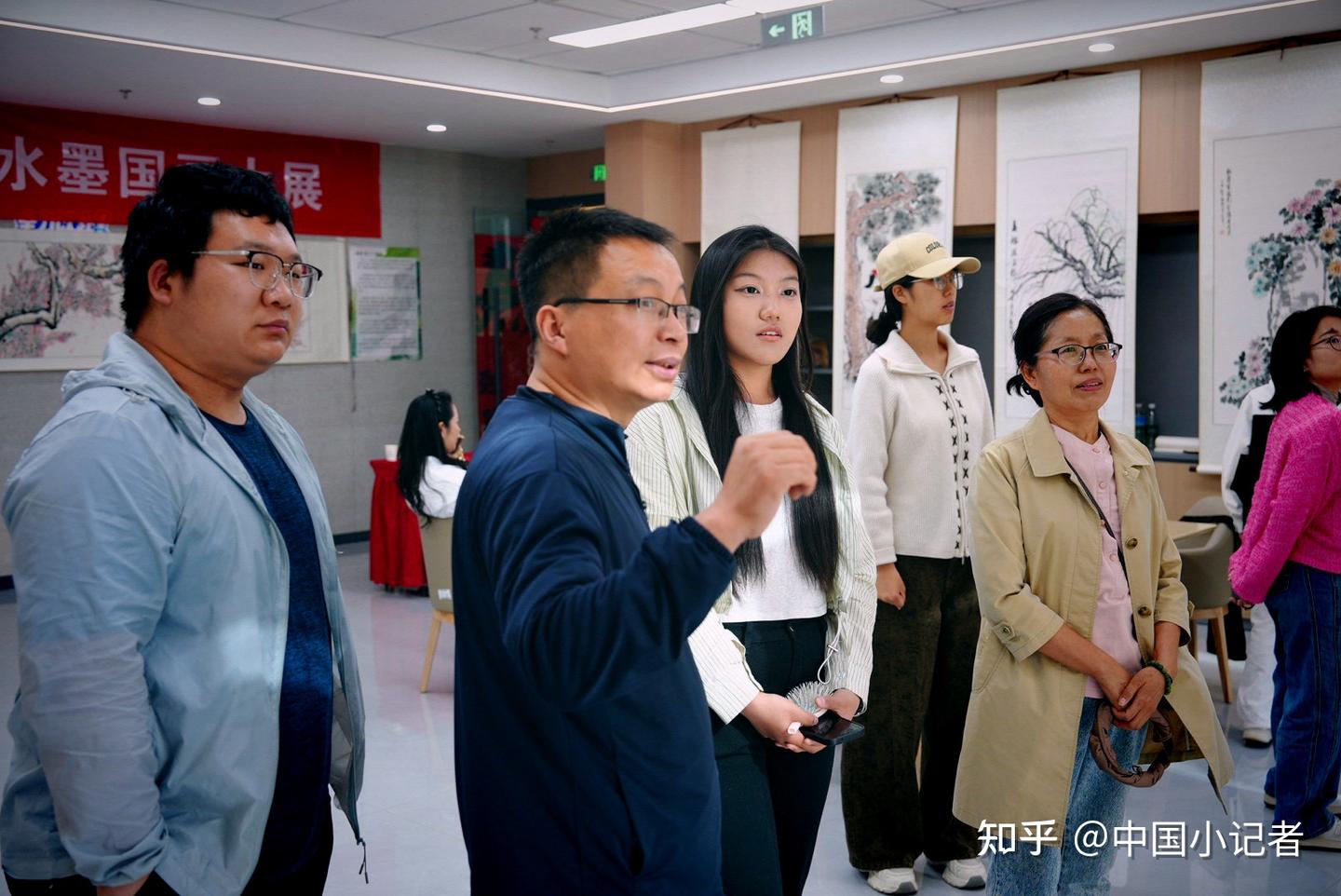 笔墨凝太行神韵、丹青绘三晋风华——张丁丁水墨国画展太原启幕 百人志愿团队助力文化传承