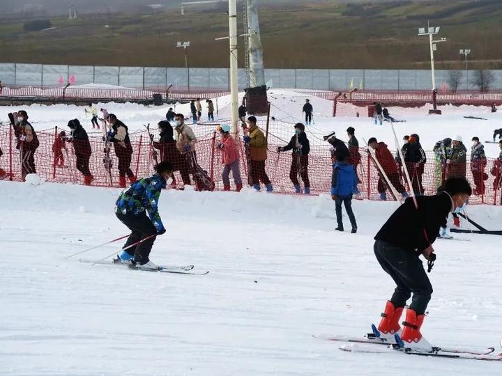11 月 24 日,松鸣岩国际滑雪场雪季正式开板!
