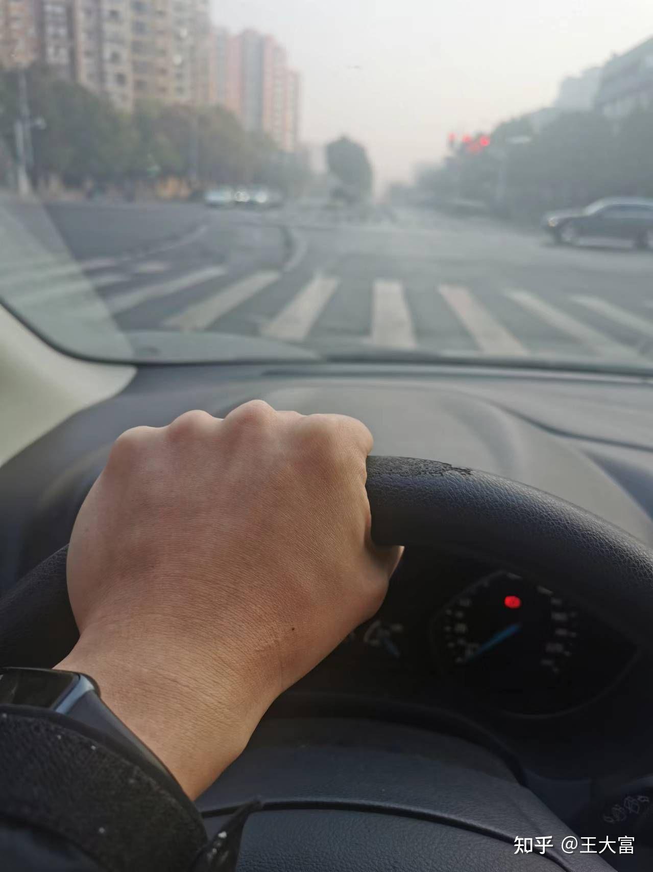 开车的时候单手打方向盘,真的不安全吗?