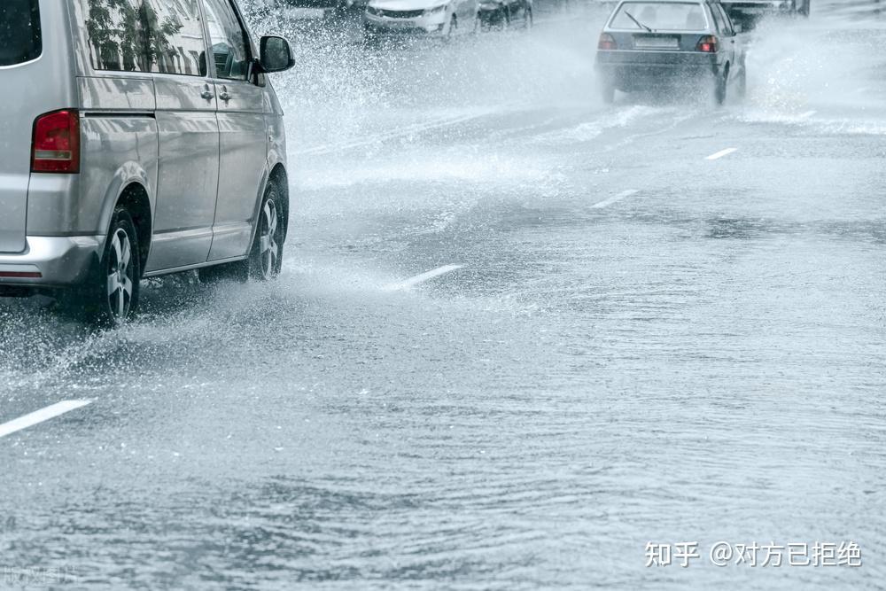 跑高速遇到暴雨可以靠边停车吗 遇到暴雨高速低于六十怎么办