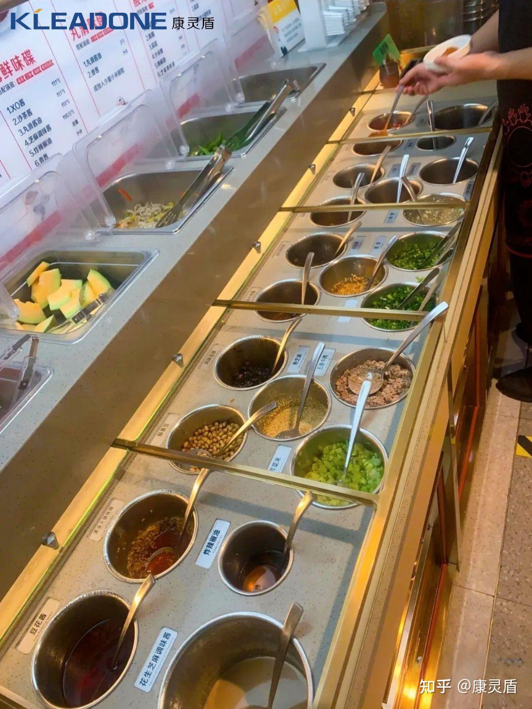 海底捞新开店的调料台,设计特别实用美观,好像是同一品牌定制的,有人