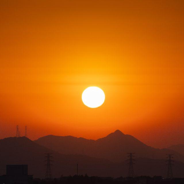 太阳在变成红巨星的时候，会不会引力变弱到吞噬不到地球，导致地球仍然处在适宜带？