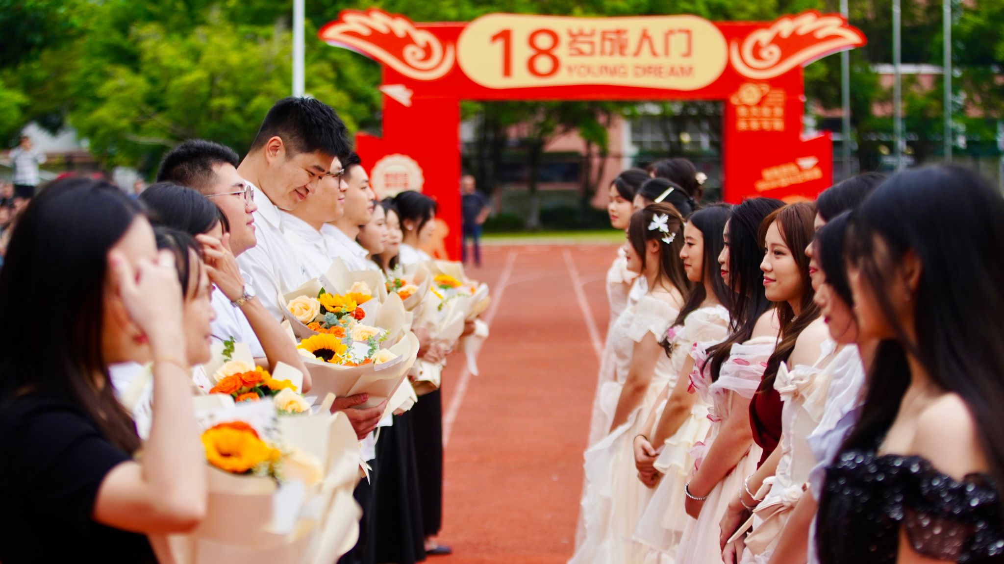 成人礼变「表演现场」，学生盛装走红毯，现场「十跪爹娘」，如何看待这样的成人礼？成人礼为啥变味了？