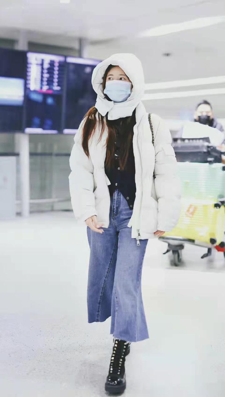 赵露思穿白色羽绒服配牛仔阔腿喇叭裤舒适保暖又随性
