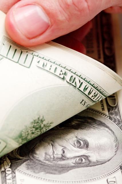 美国信用卡债务突破 1 万亿美元,美媒称持续加息令消费者债务攀升,将