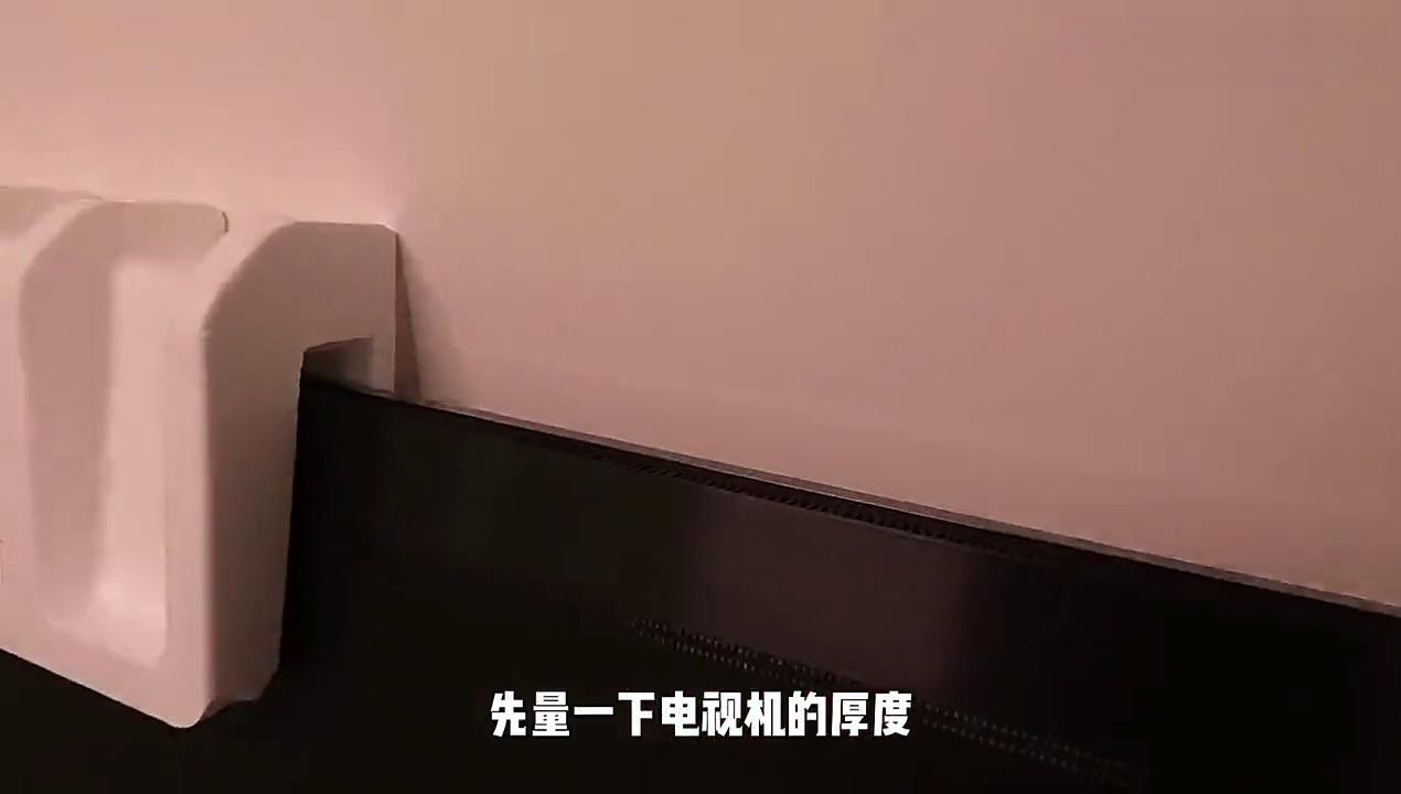 提前设计的电视背景墙,搭配电动旋转挂架安装,膨胀螺栓够长了吧