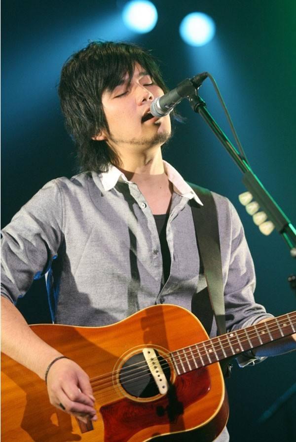 如何评价秦基博这位歌手?