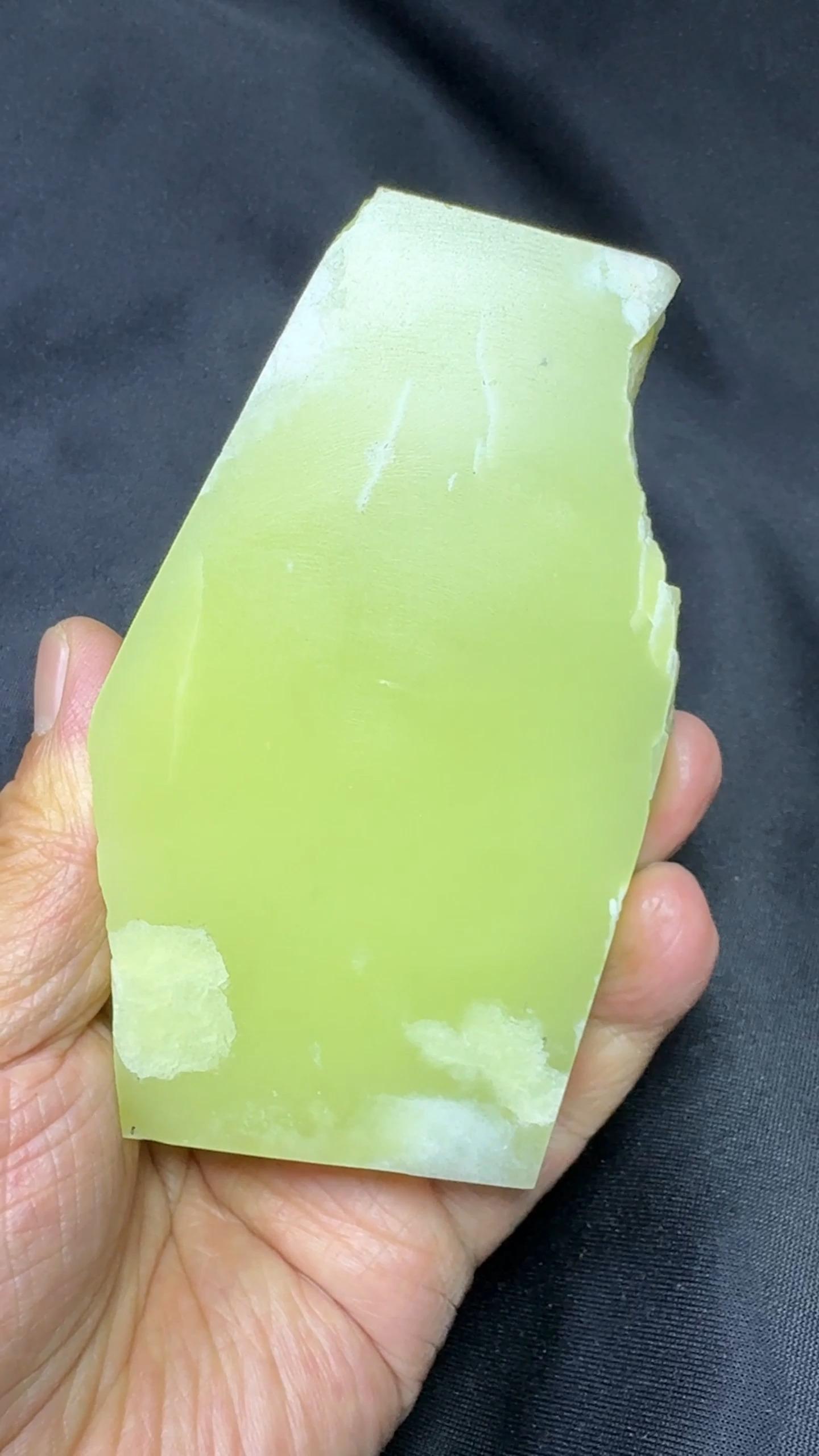 新疆若羌的黄玉牌子料,肉质细腻已经切明了,可以直接上工雕