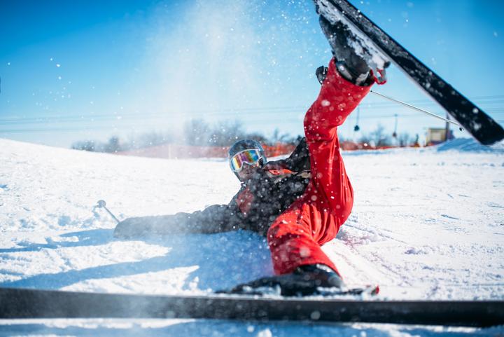 在滑雪场被撞受伤后面爱游戏- 爱游戏体育- AYX爱游戏体育官方网站该怎么处理？