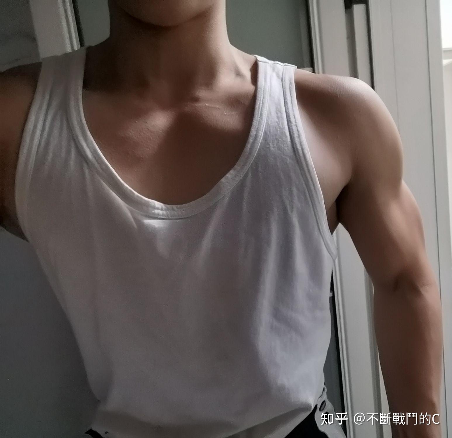 男生要怎么锻炼手臂,才能达到那种即使不使劲也能看出手臂肌肉明显