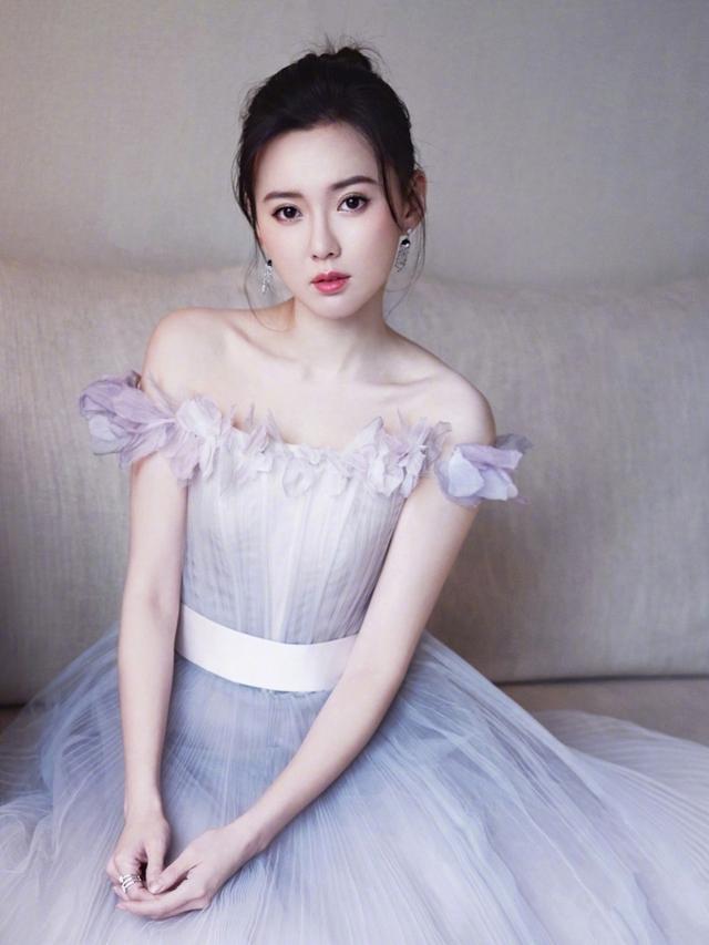 江铠同太会穿了,一字肩仙女纱裙,这仙女造型凹得太漂亮了 - 知乎