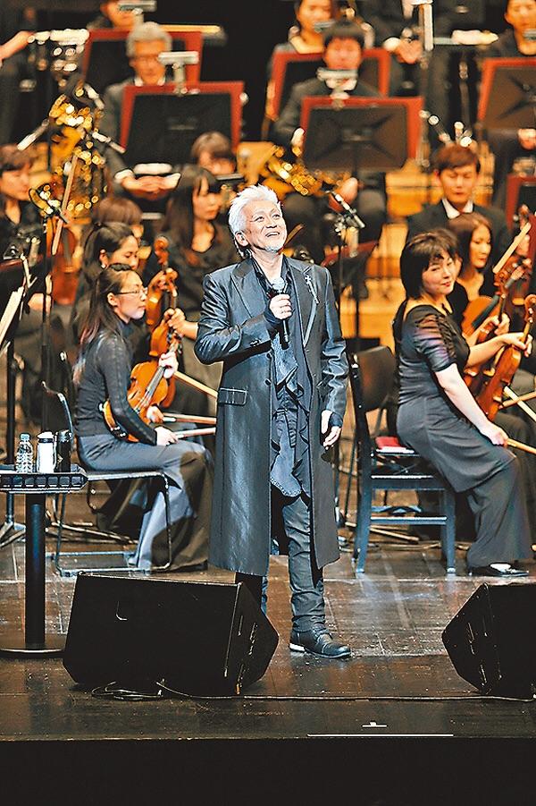 有一个日本歌手白头发绑辫子在大礼堂唱歌我一直再找他知道的朋友帮