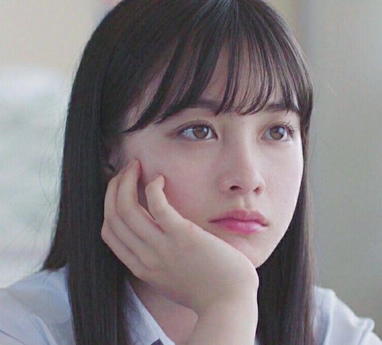 桥本环奈 和 身材高挑长相长相很一般的女性 .