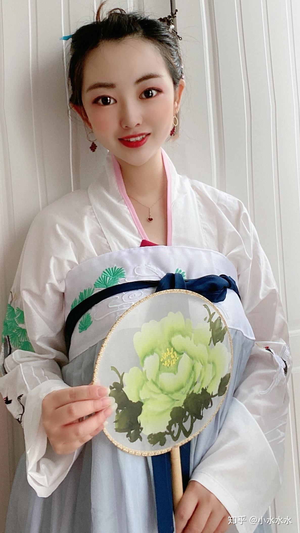 为什么大多数穿汉服的小姐姐普遍都平胸呢胸大的真的不适合穿汉服嘛