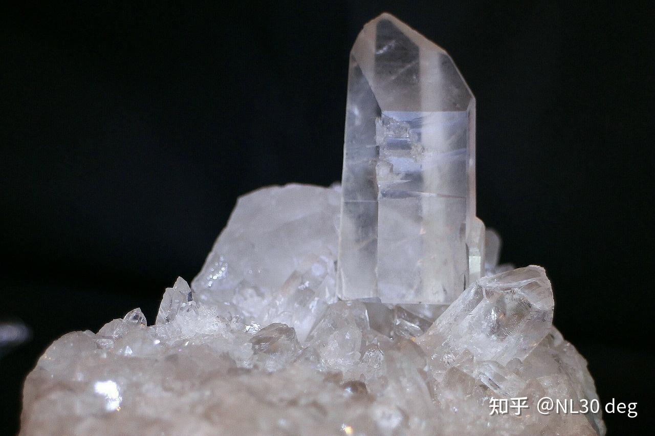这石头上亮晶晶的是什么啊?