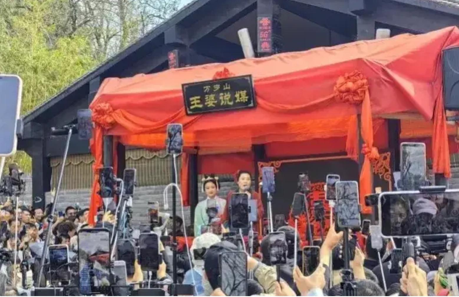 男子在「王婆说媒」舞台相亲走红,妻子现身晒出结婚